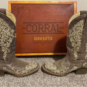 Corral white embroidered Cowboy boots